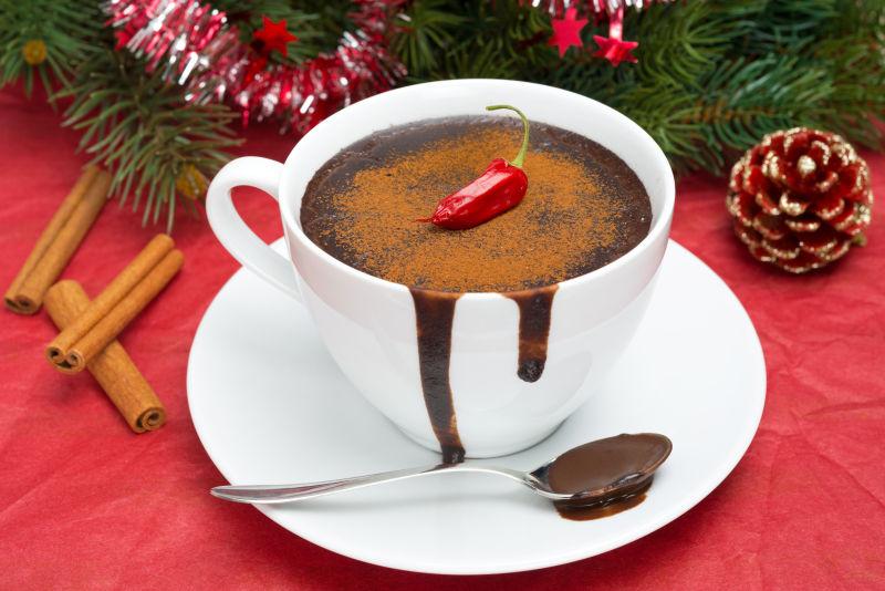 圣诞节背景下的热巧克力辣椒和装饰品