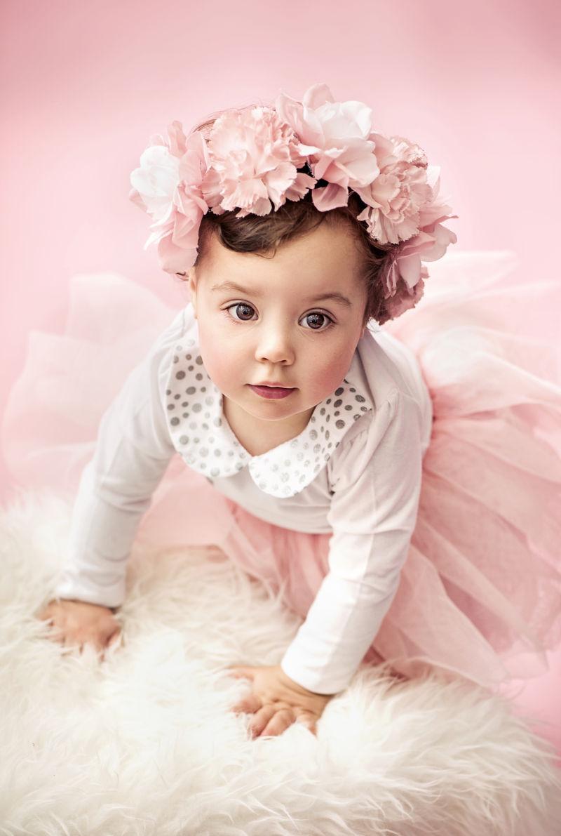 戴着粉色的花环的小小芭蕾舞者