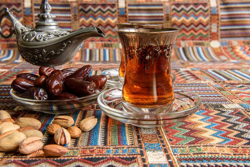 传统地毯上的坚果与茶