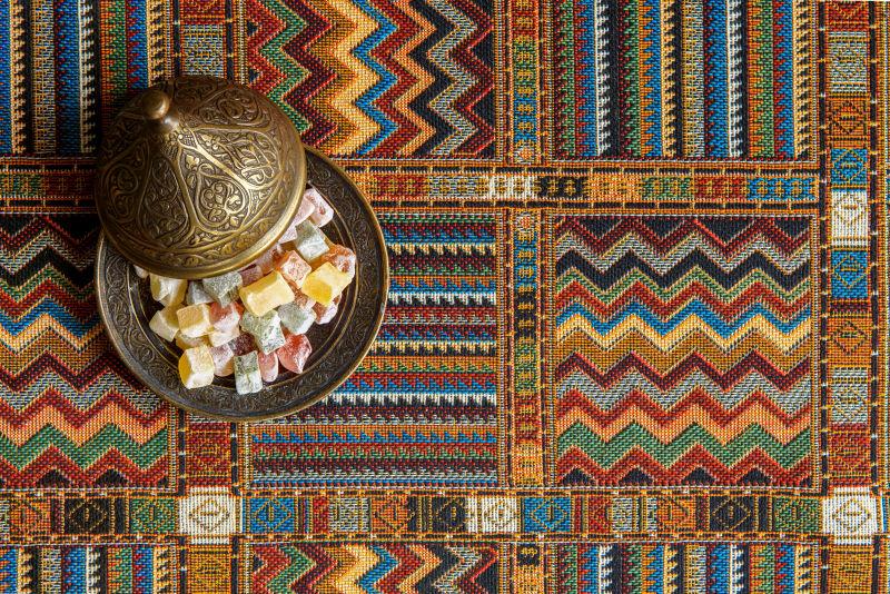 传统地毯上的糖果