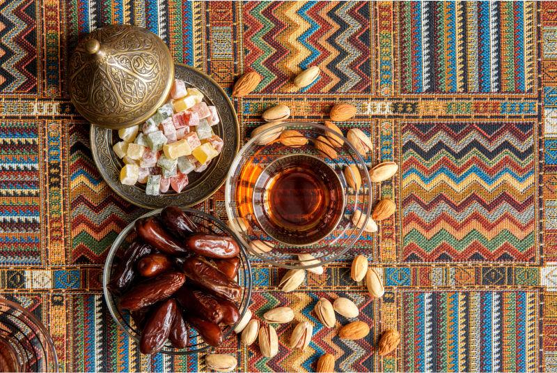 传统地毯上的糖果和茶与坚果