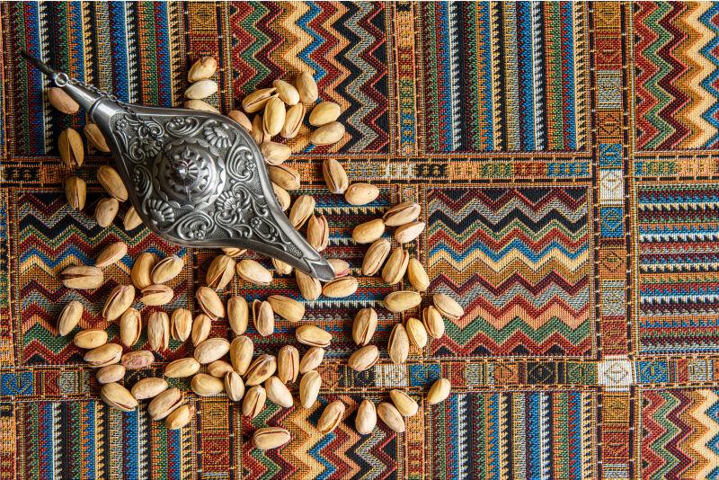 传统地毯上的阿月浑子坚果