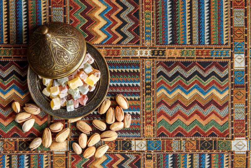 传统地毯上的糖果与坚果