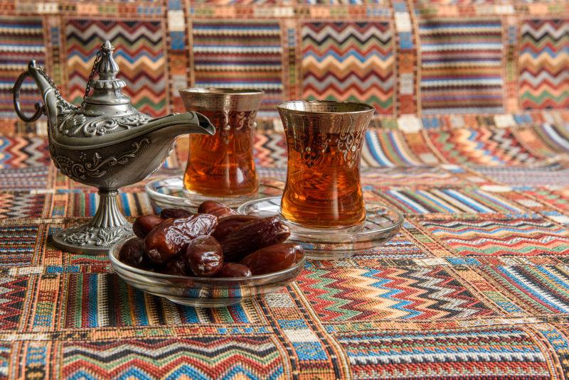 传统地毯上的茶与大枣