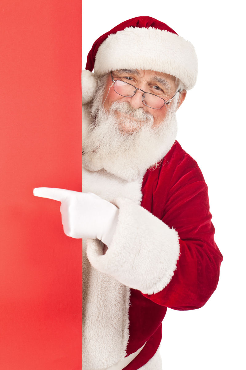 圣诞老人指着红色的墙