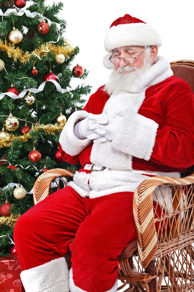 圣诞老人睡在他的椅子上