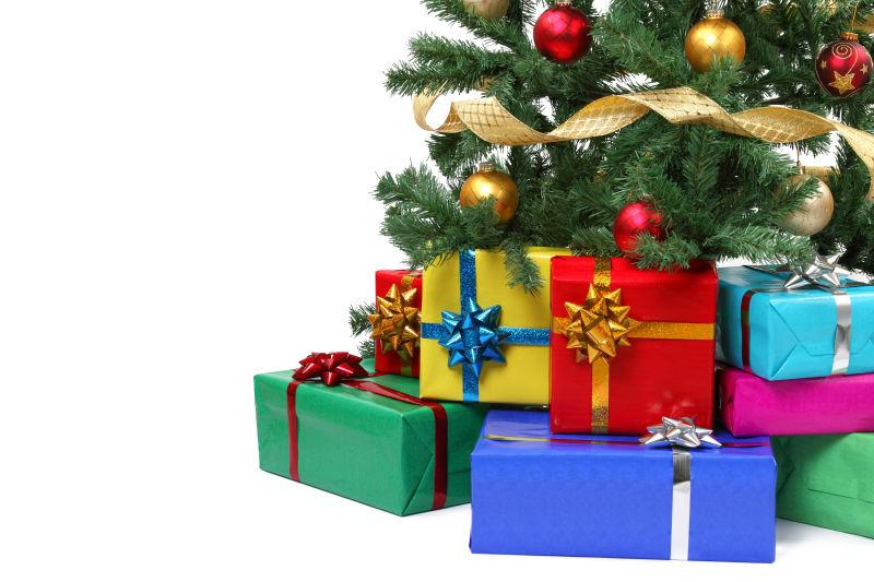 白色背景下的圣诞树和礼物