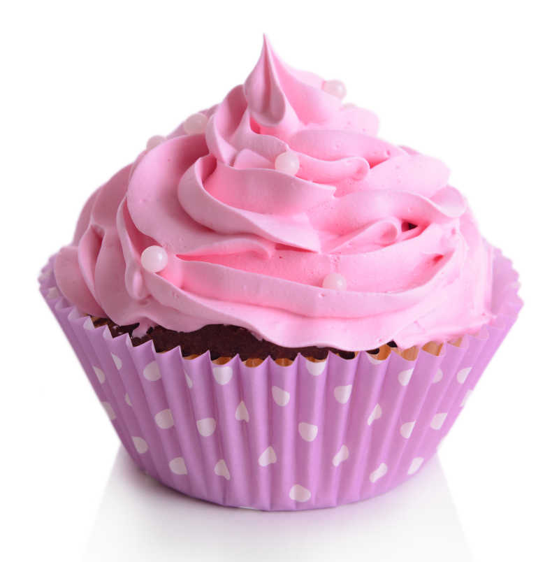 白色背景前淡粉色的小蛋糕