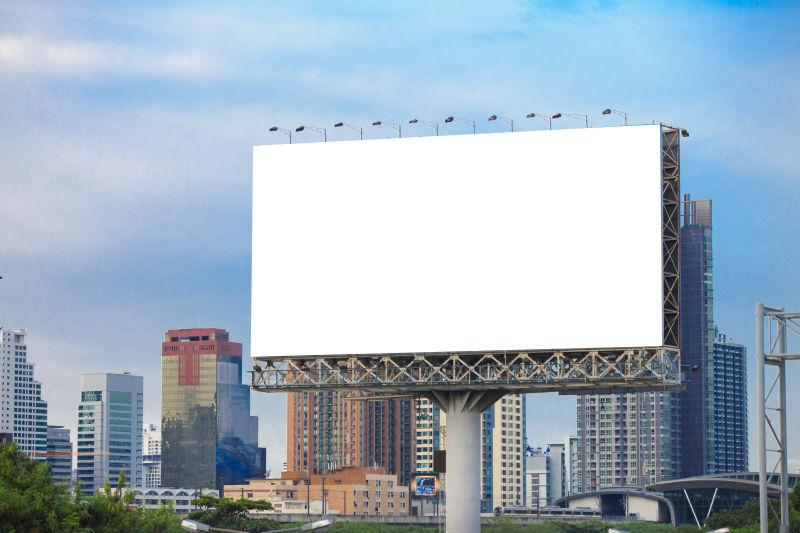 蓝天城市背景下的空白广告牌