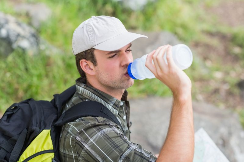 正在喝水的登山客