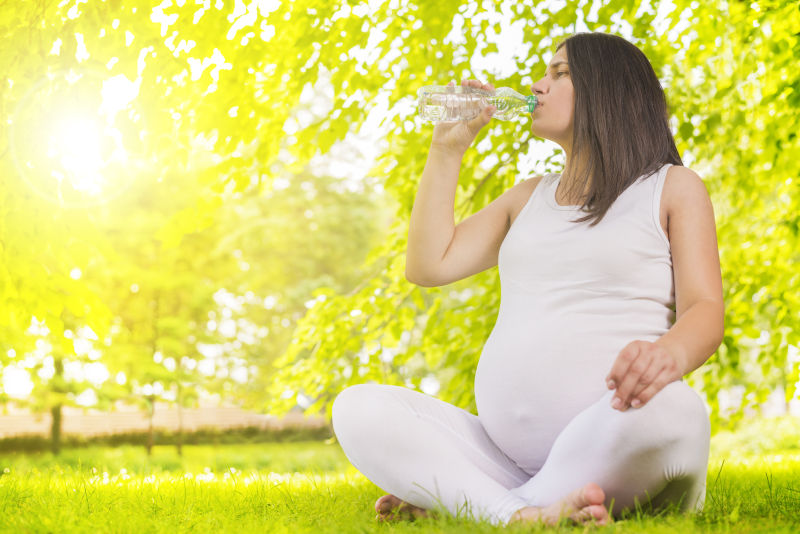 一个怀孕的女人正在喝水
