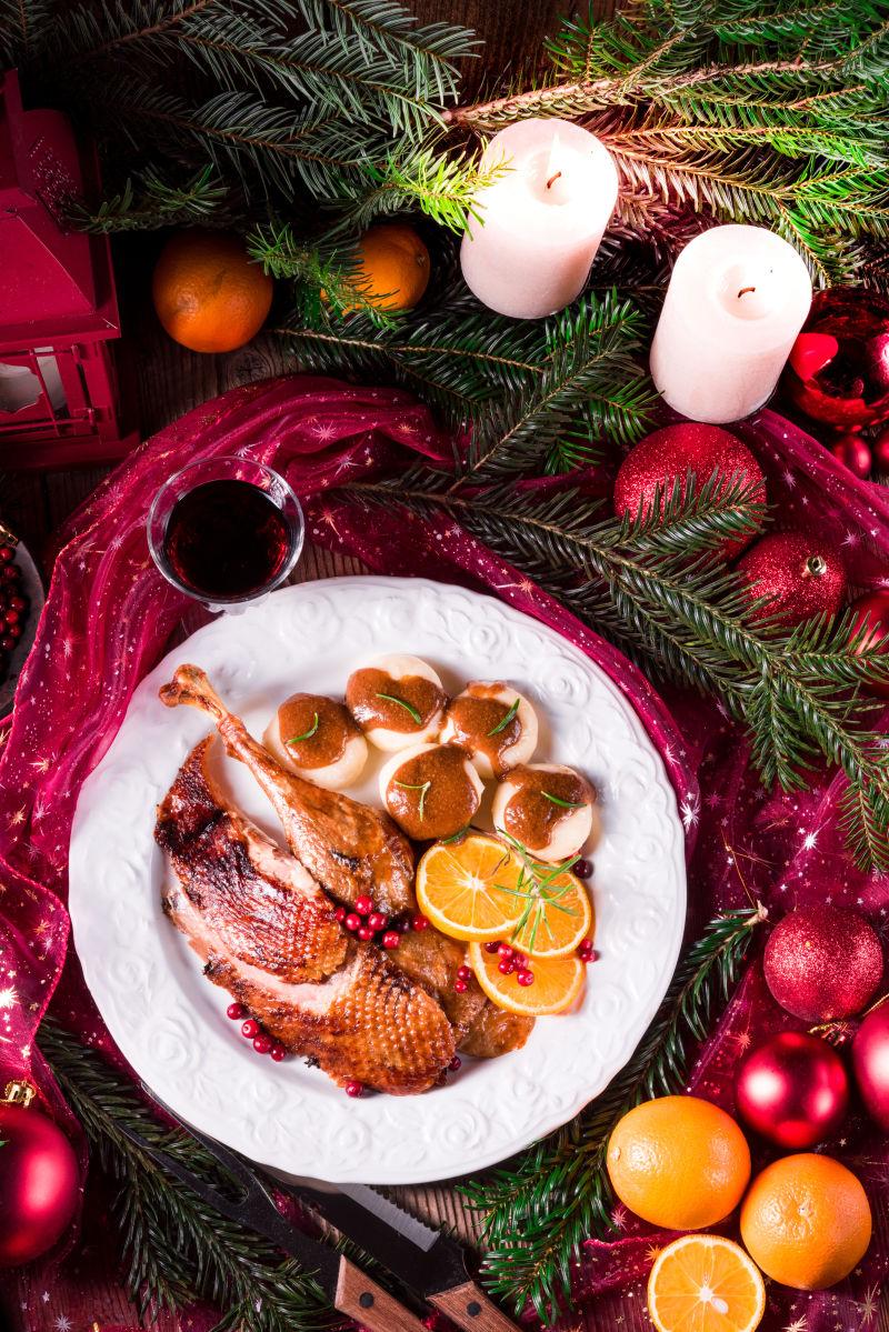 圣诞树下桌子上的美味烤鸭