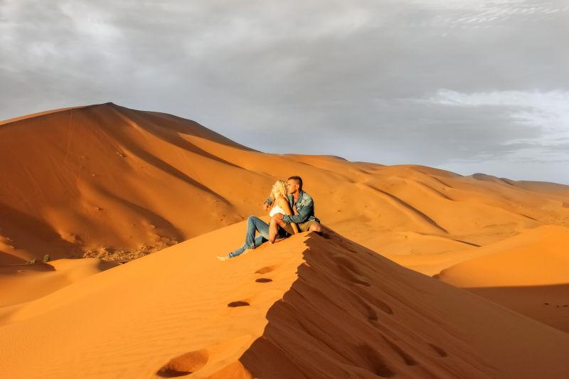摩洛哥撒哈拉沙漠的情侣