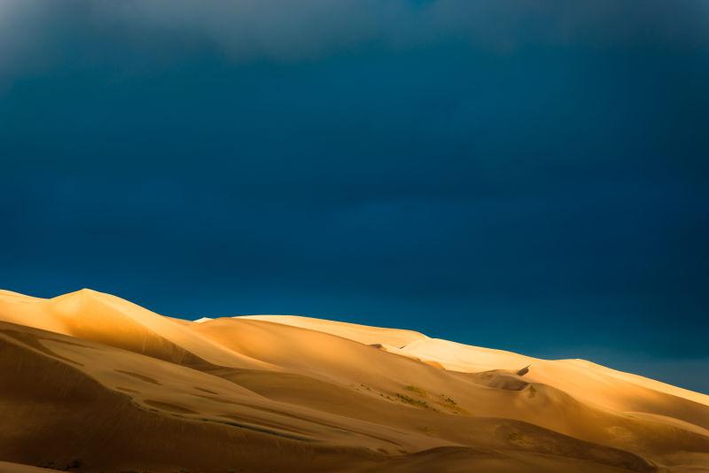 蓝天下的美丽沙漠