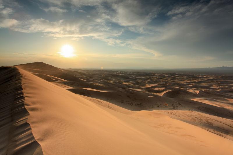 戈壁滩沙漠的日出