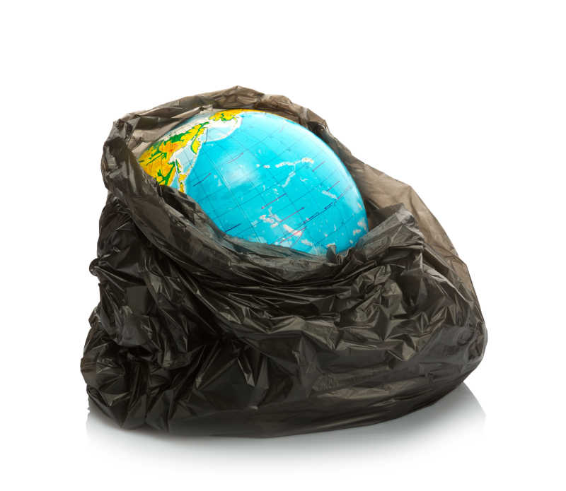 黑色塑料袋里的地球仪