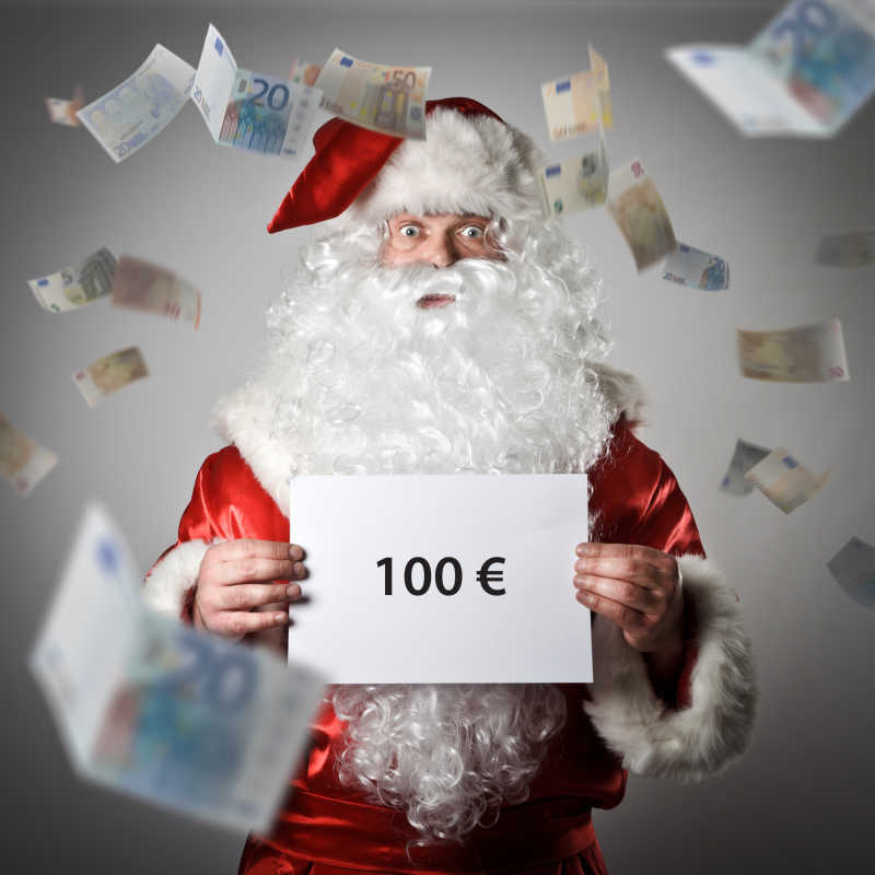 圣诞老人手拿写着100元的白纸