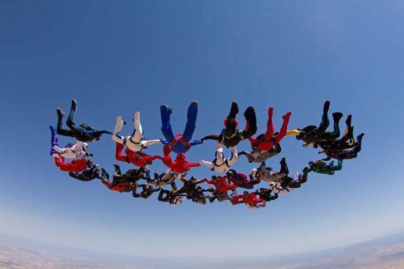 热爱极限运动的一个跳伞团队