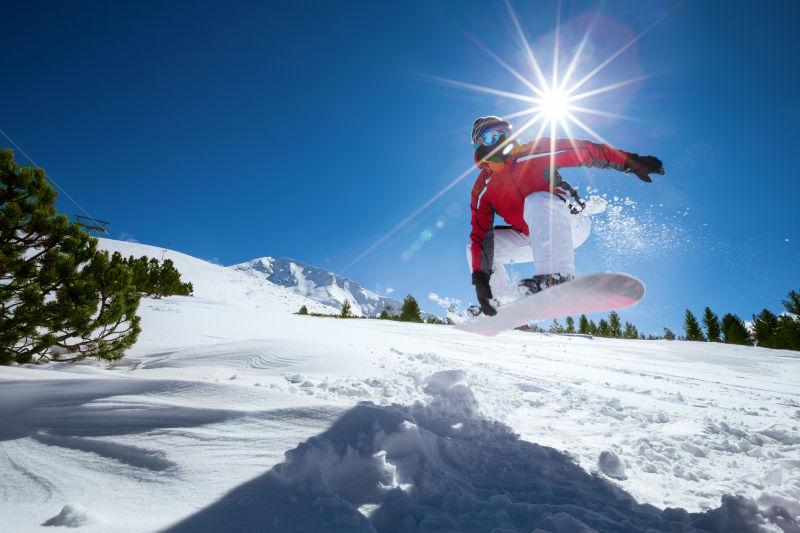 热爱极限运动的滑雪运动员