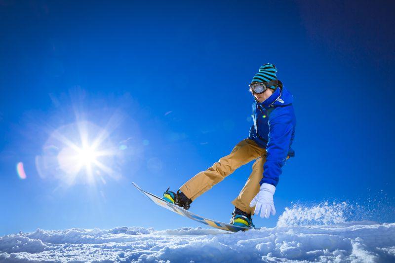 极限运动阳光下的滑雪爱好者