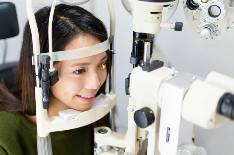 眼科医院在检查视力的女人