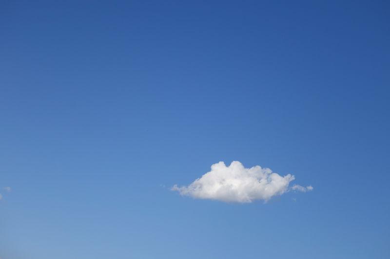 蓝色天空中一朵美丽的白云