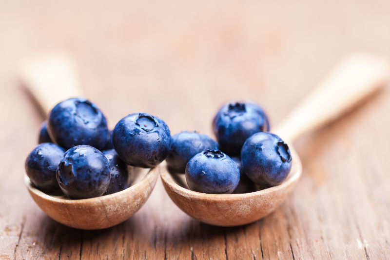 木勺上的新鲜天然蓝莓
