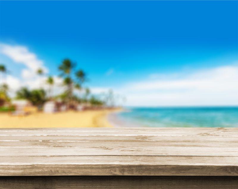 沙滩上的原色木桌
